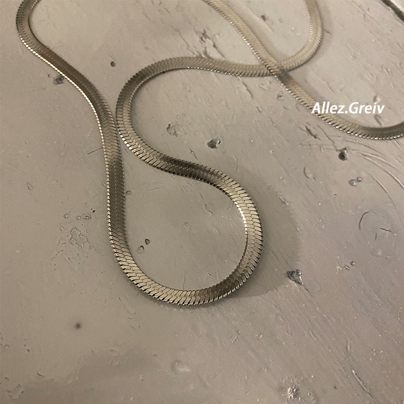 Collar de cadena minimalista de acero de titanio con hoja para hombres y mujeres, estilo hueso de serpiente pulido, joyería unisex de estilo urbano