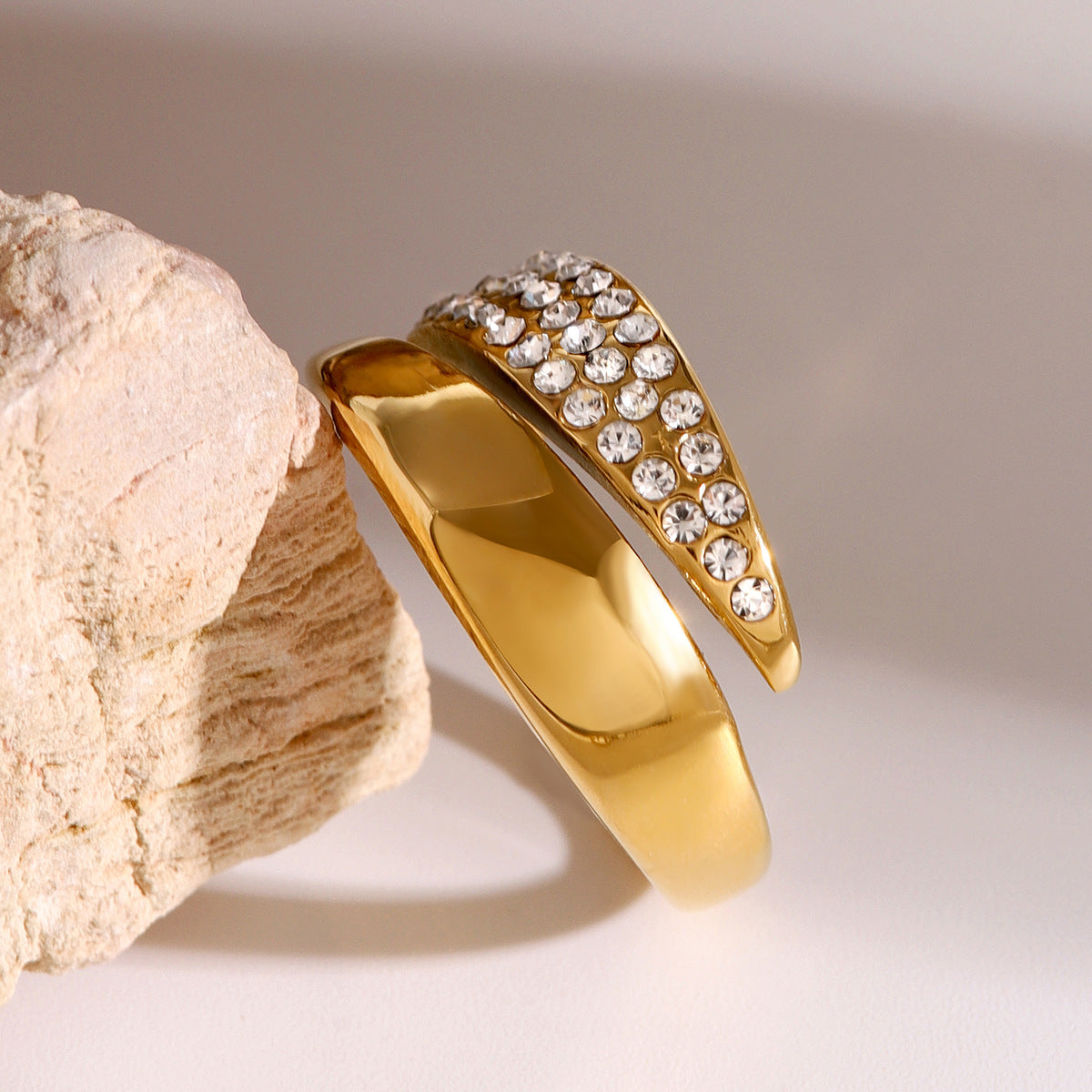 Anello geometrico in acciaio inossidabile con strass e finitura galvanica, gioiello da donna alla moda e per il pendolarismo