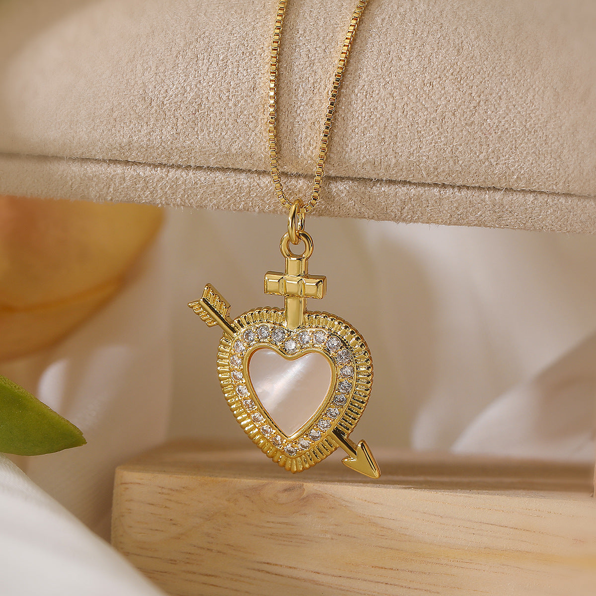 Collana con ciondolo a cuore minimalista in rame placcato oro 18 carati con intarsi in abalone bianco e zirconi da donna
