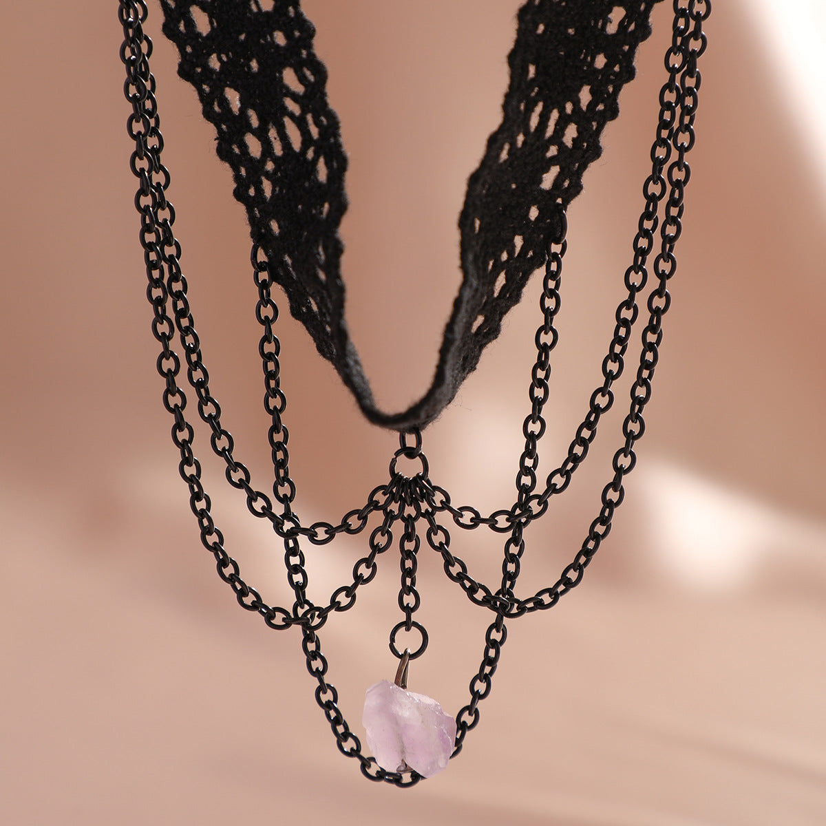 Collana choker gotica "sweet-and-edgy" da donna con pietra irregolare, finiture in pizzo e catena ad anelli