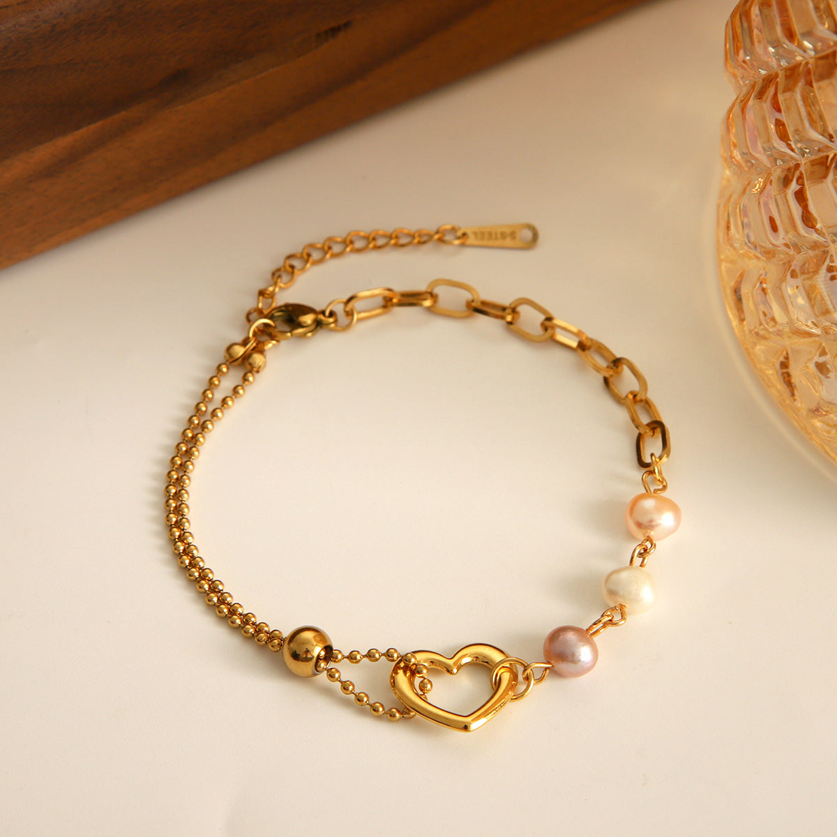 Bracciale da donna in acciaio inossidabile a forma di cuore stile vintage con inserti in perle e finitura placcata