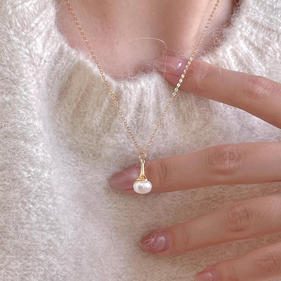 Collar Minimalista Geométrico de Perlas en Plata de Ley 925 con Baño de Oro en Cadena Cruzada