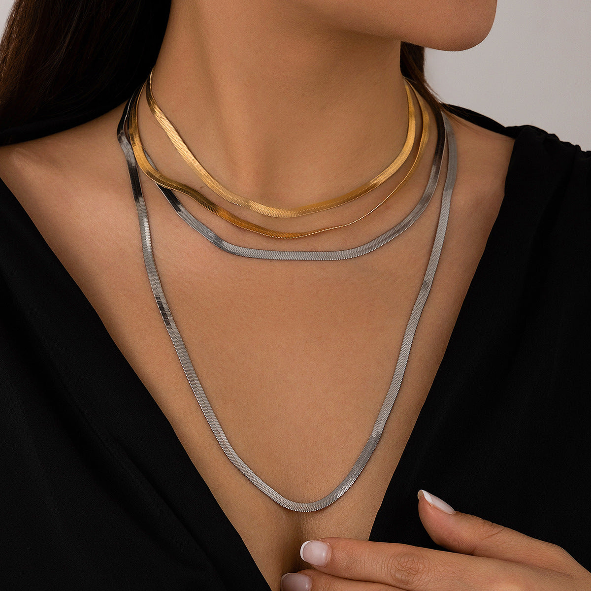 Collar Minimalista con Cadena de Serpiente en Forma de V para Mujer, Colgante Geométrico de Cobre con Acabado Galvanizado