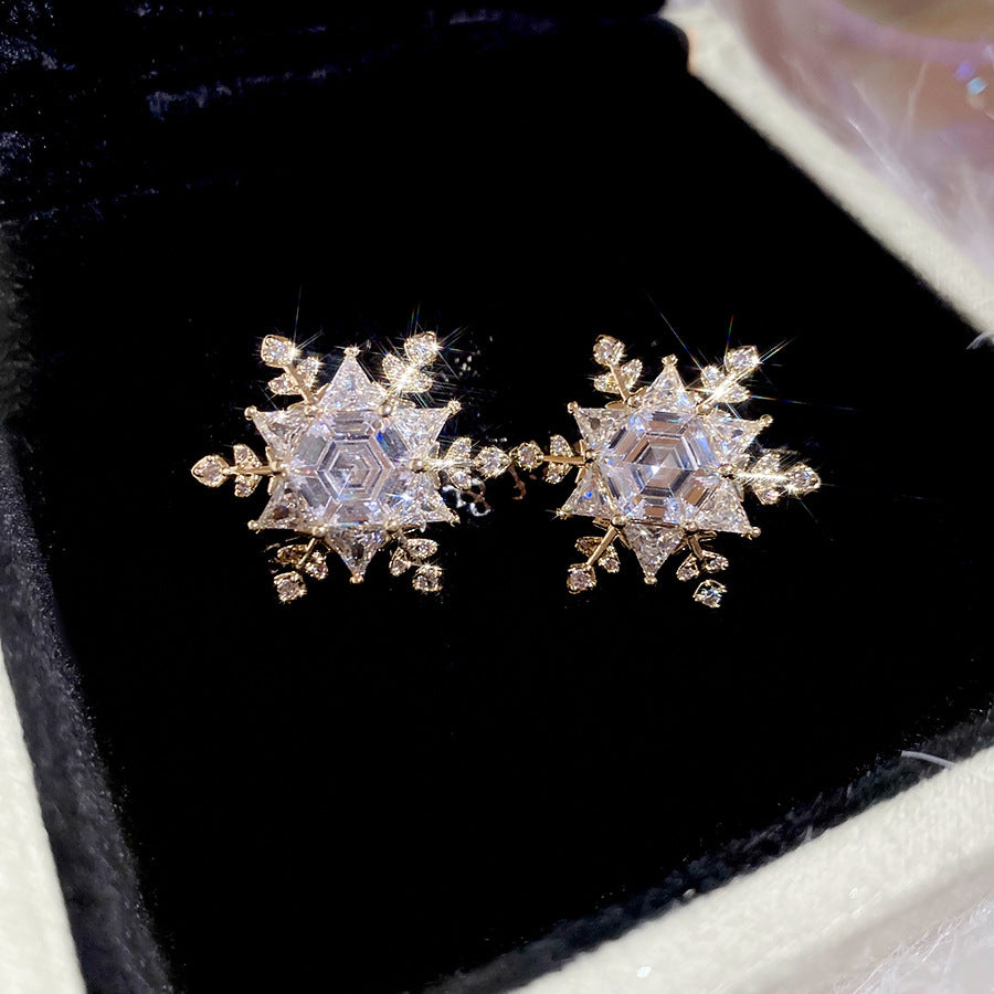 Elegantes pendientes geométricos en forma de copo de nieve con incrustaciones de circonia cúbica sobre postes de plata de ley 925 para mujer