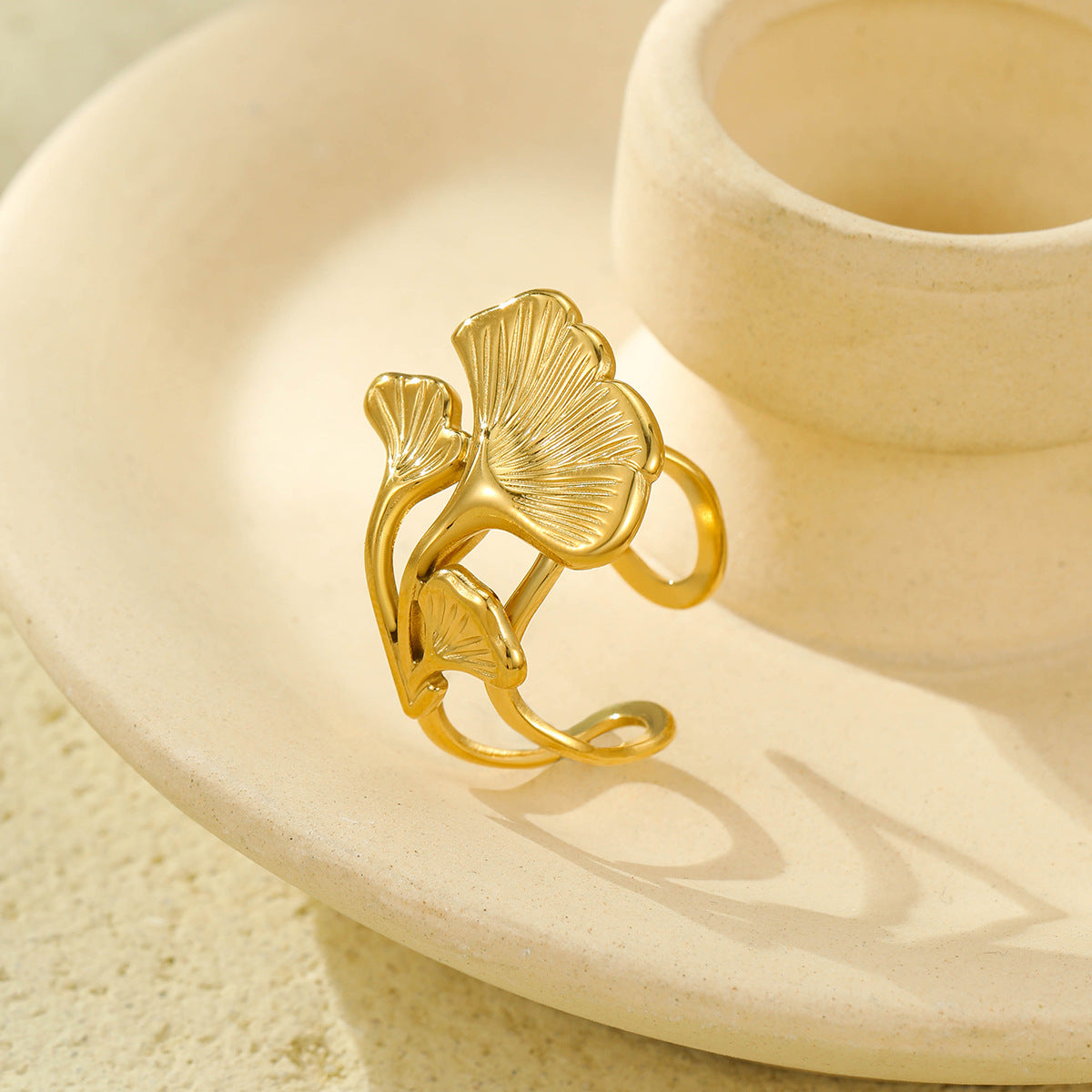 Anello Minimalista con Foglia di Ginkgo Placcato Oro 18K in Acciaio al Titanio, Gioielli di Moda da Donna