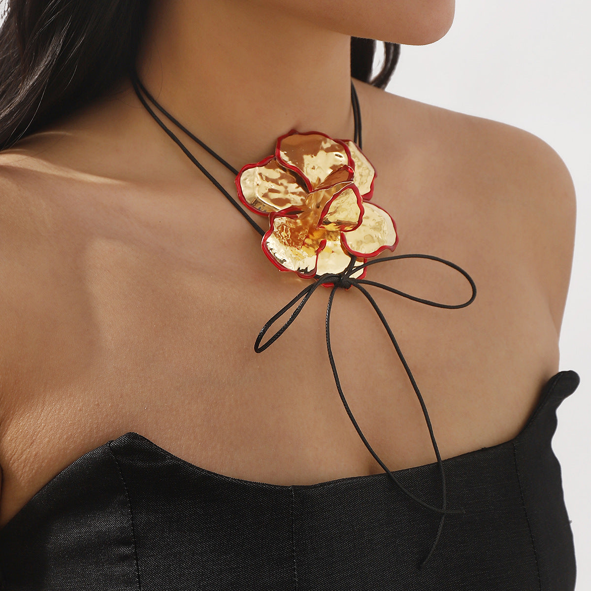 Collana da Donna con Ciondolo a Fiore Smaltato con Bordo Nero, Pieghe 3D e Motivo Floreale Vintage, Base in Ferro e Finitura Placcata