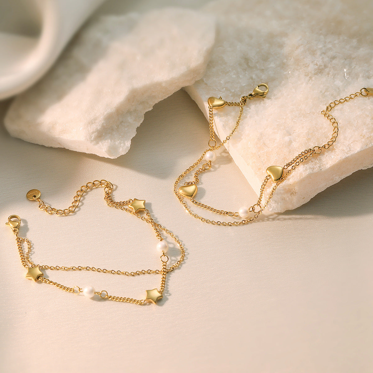 Bracciale Geometrico Minimalista a Doppio Strato in Acciaio al Titanio con Ciondoli a Cuore e Stella Placcati Oro da Donna