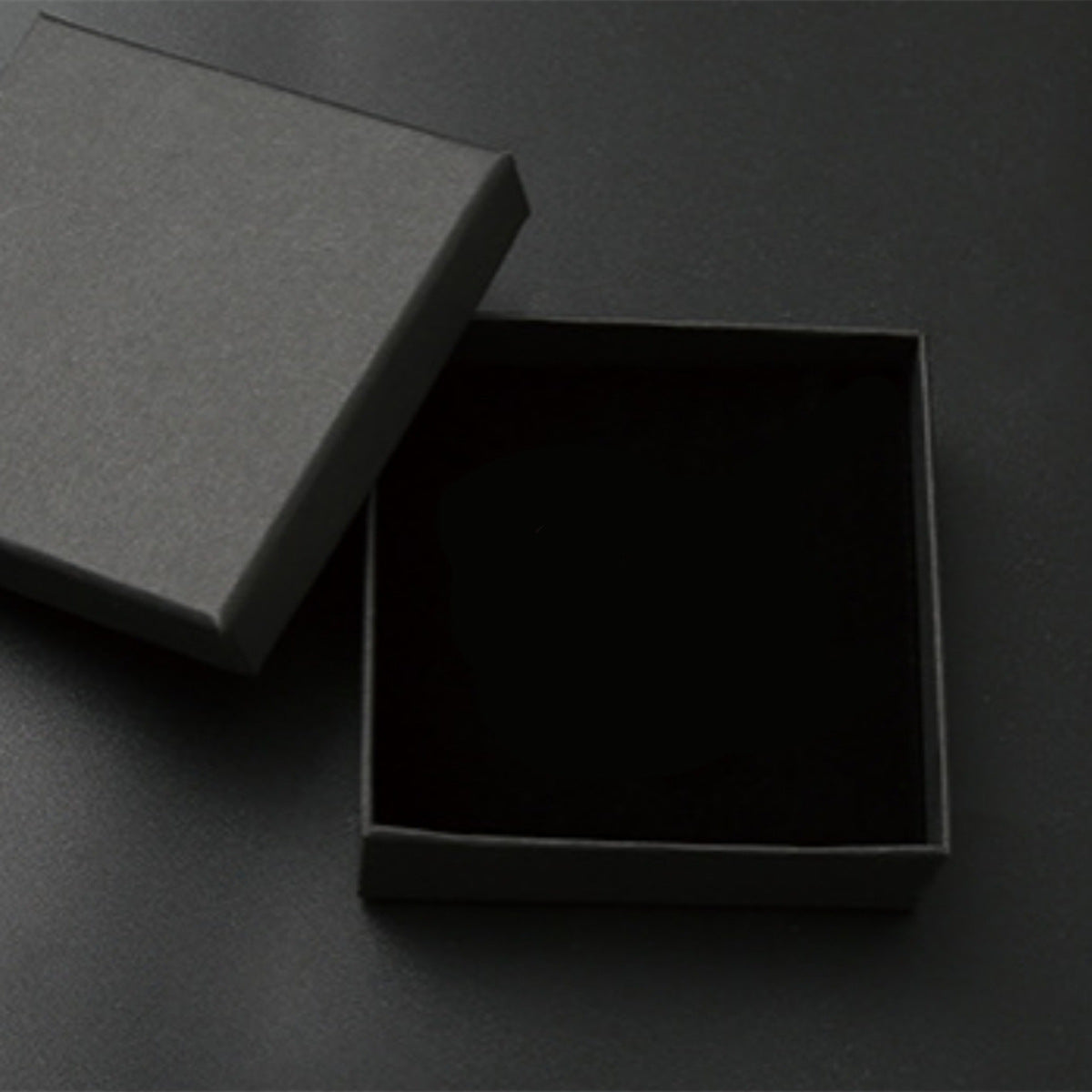 Scatola portagioie minimalista in carta nera con coperchio sollevabile per orecchini, bracciali, anelli e collane