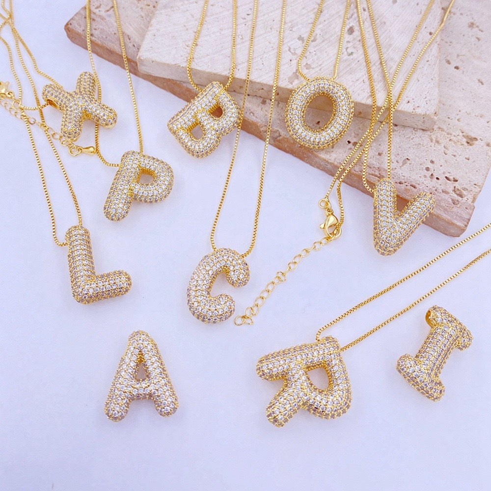 Collana da donna in acciaio al titanio placcato con lettera minimalista e zirconi cubici