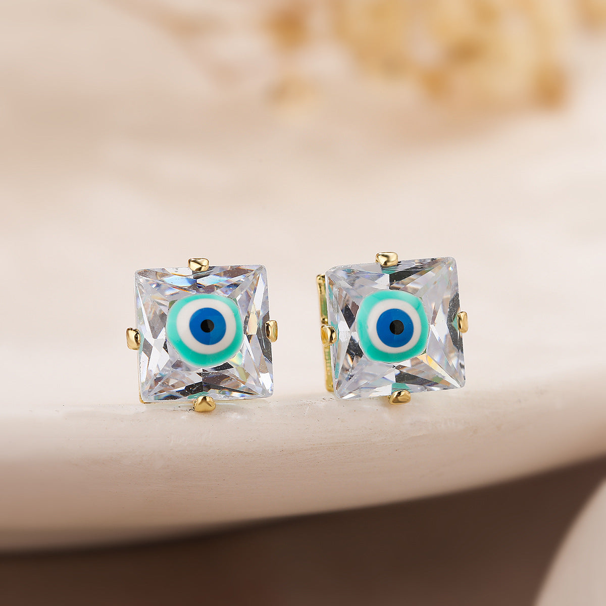 Orecchini a perno geometrici minimalisti con occhio di Horus in rame placcato oro 18K e finitura smaltata