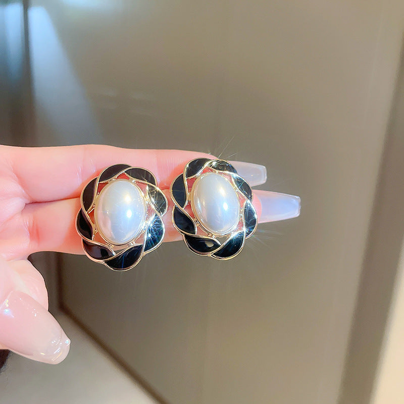 Orecchini geometrici a rombo di lusso con finitura smaltata e dettagli in perle da donna