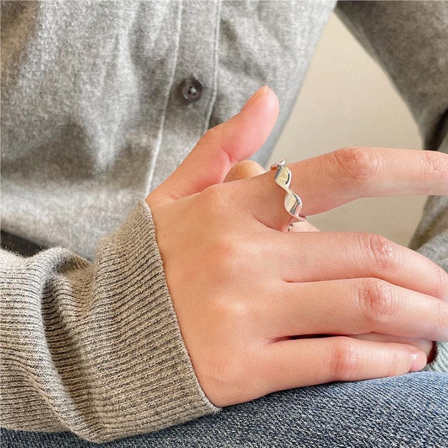 Anello da Donna in Argento Sterling 925 con Onde Attorcigliate, Stile Minimalista Vintage