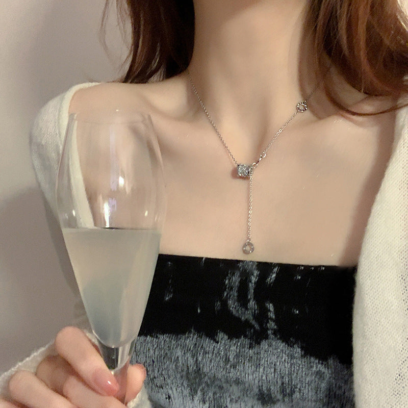 Collana con Ciondolo Minimalista a Forma di Coniglio in Acciaio al Titanio con Finitura Placcata Oro per Donna e Uomo, Delicata Catena alla Clavicola per Maglioni