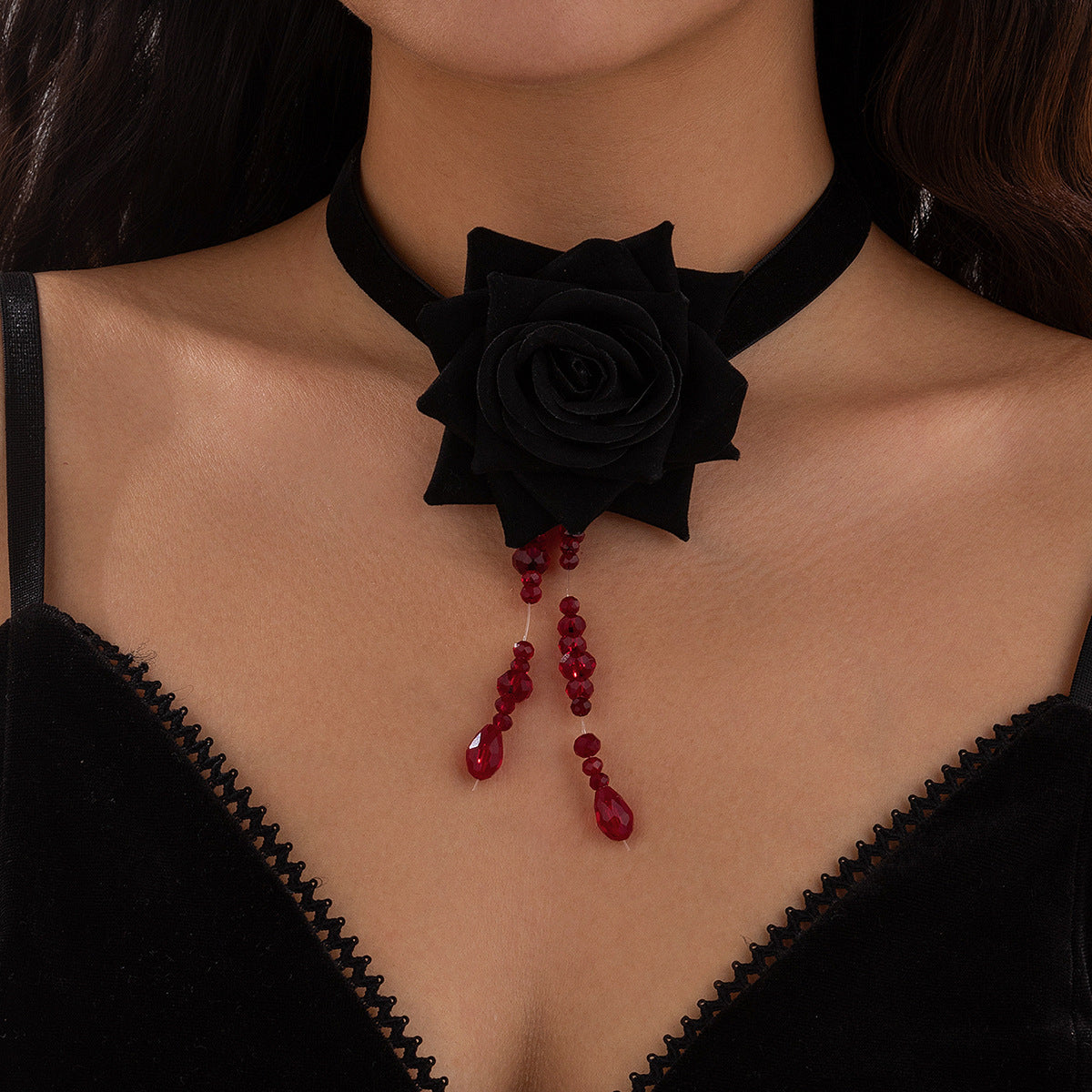 Girocollo in Tessuto Punk Gothic Dolce con Ciondolo a Goccia di Sangue, Design Floreale a Rosa e Dettagli Nappa per Donne