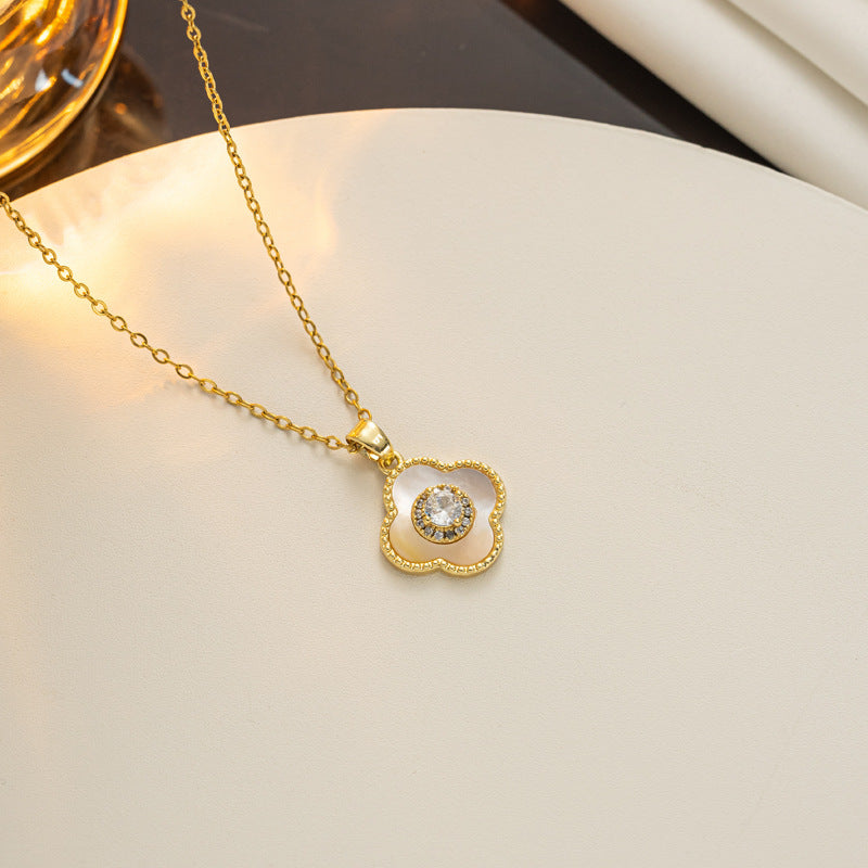 Elegante Collana Pendente da Donna a Quattro Foglie in Acciaio al Titanio con Intarsio di Strass e Finitura Lucida su Catena Ondulata