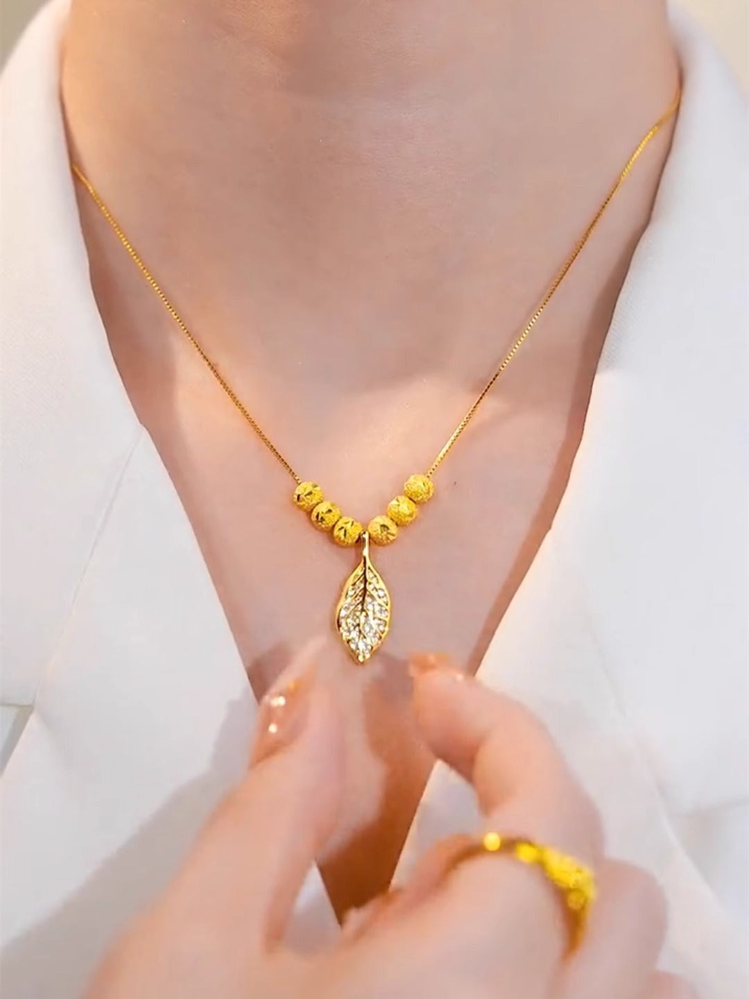 Collana Minimalista Unisex in Acciaio al Titanio a Forma di Foglia con Ciondolo in Rame su Catena Box