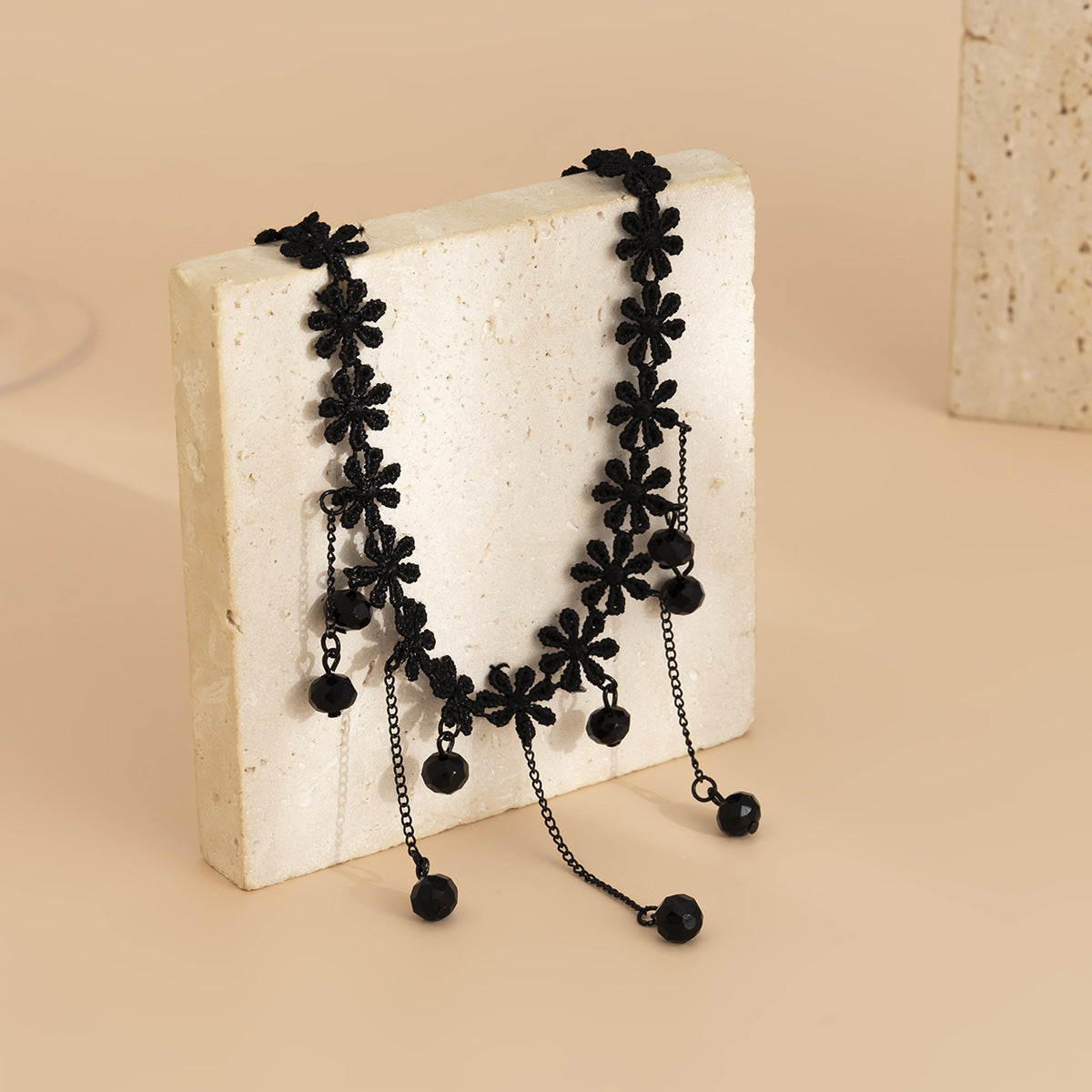 Gargantilla Punk Gótica de Encaje Negro con Colgante de Lágrima y Detalles de Borlas para Mujer