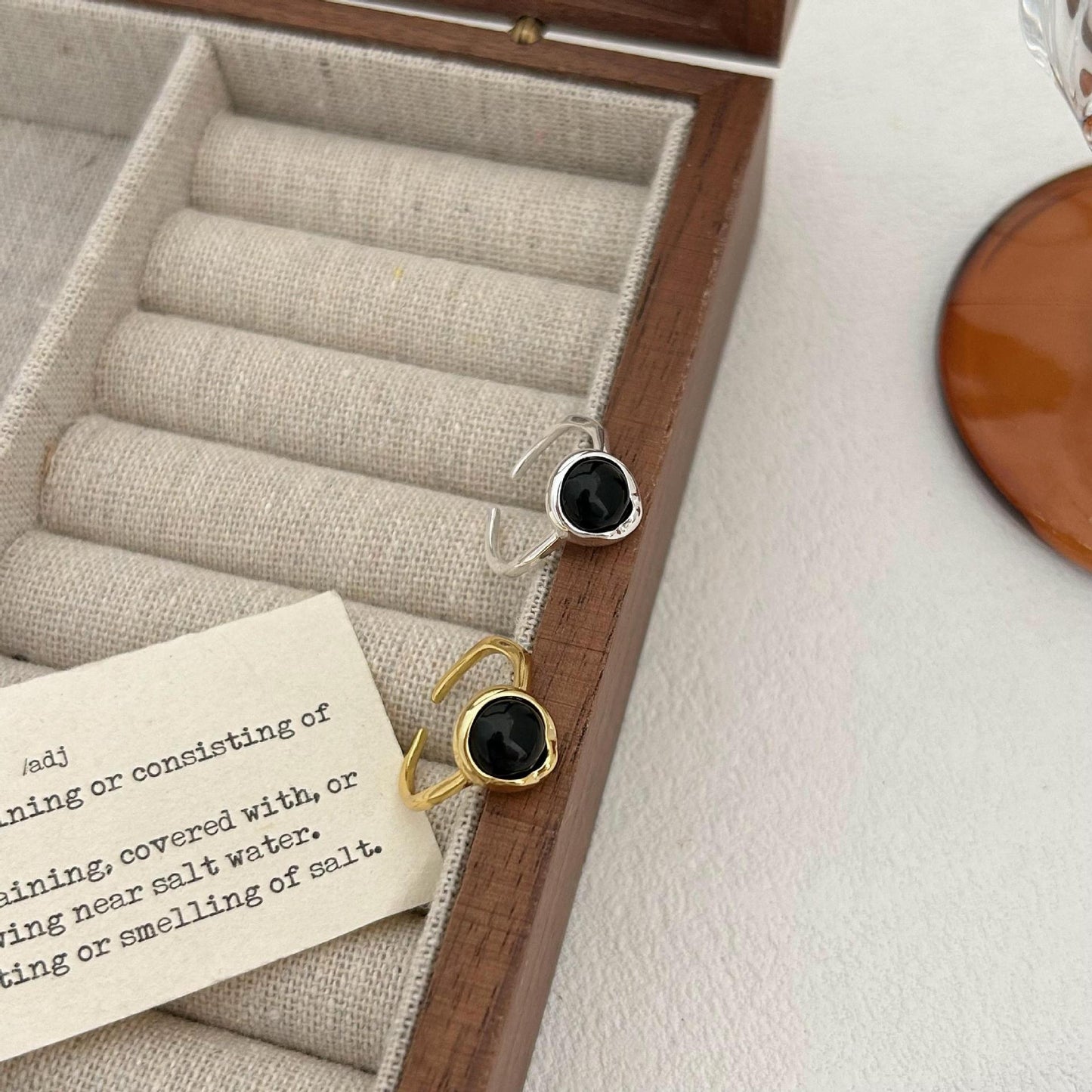 Anello da donna minimalista in argento sterling S925 con agata nera, design geometrico e finitura lucida