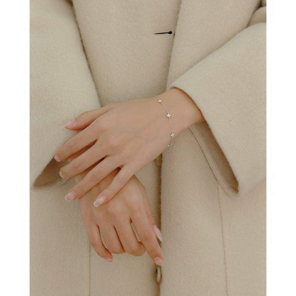 Cadena de mano de plata de ley S925 con diseño floral minimalista y detalles de pedrería para mujer
