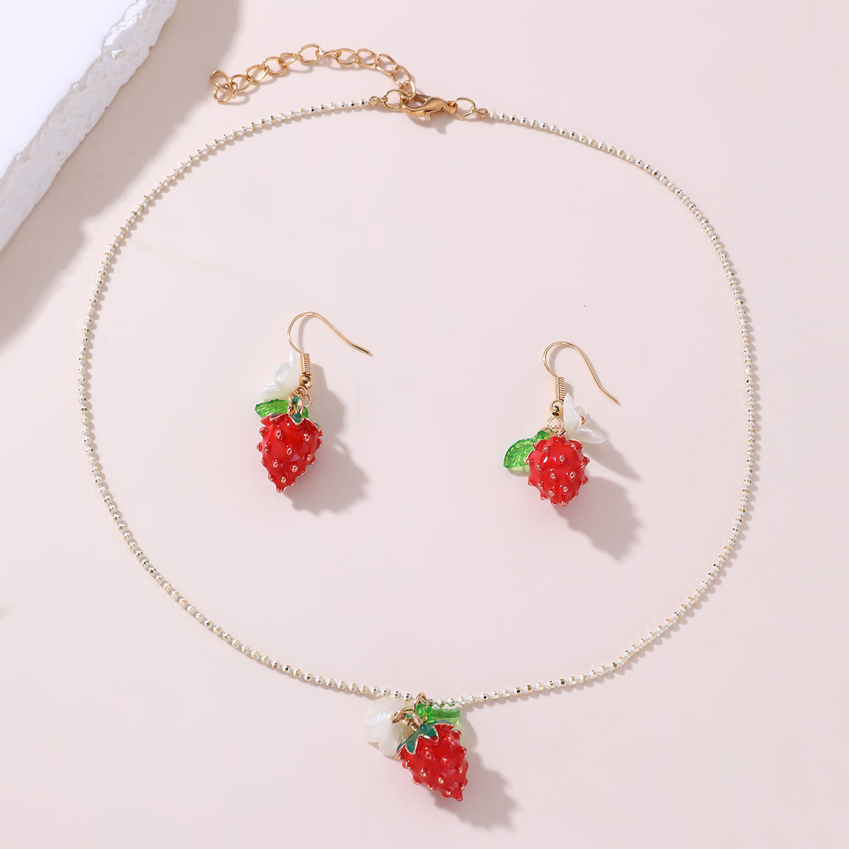 Bonito collar de clavícula con colgante en forma de fruta para niñas con diseño de lazo, material de resina, acabado esmaltado y cadena de cuentas redondas.