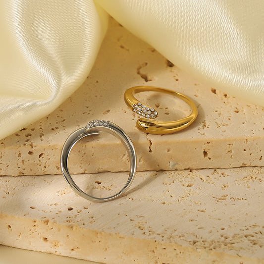 Anillo de acero inoxidable geométrico estilo INS con incrustaciones de circonita y chapado al vacío en oro de 18 quilates para mujer