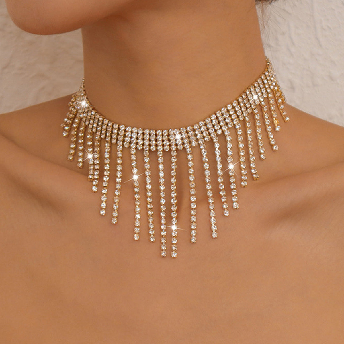 Collar con Colgante Geométrico Dulce y Atrevido en Aleación con Acabado Chapado para Mujer, Cadena de Clavícula con Acentos Completos de Diamantes de Imitación