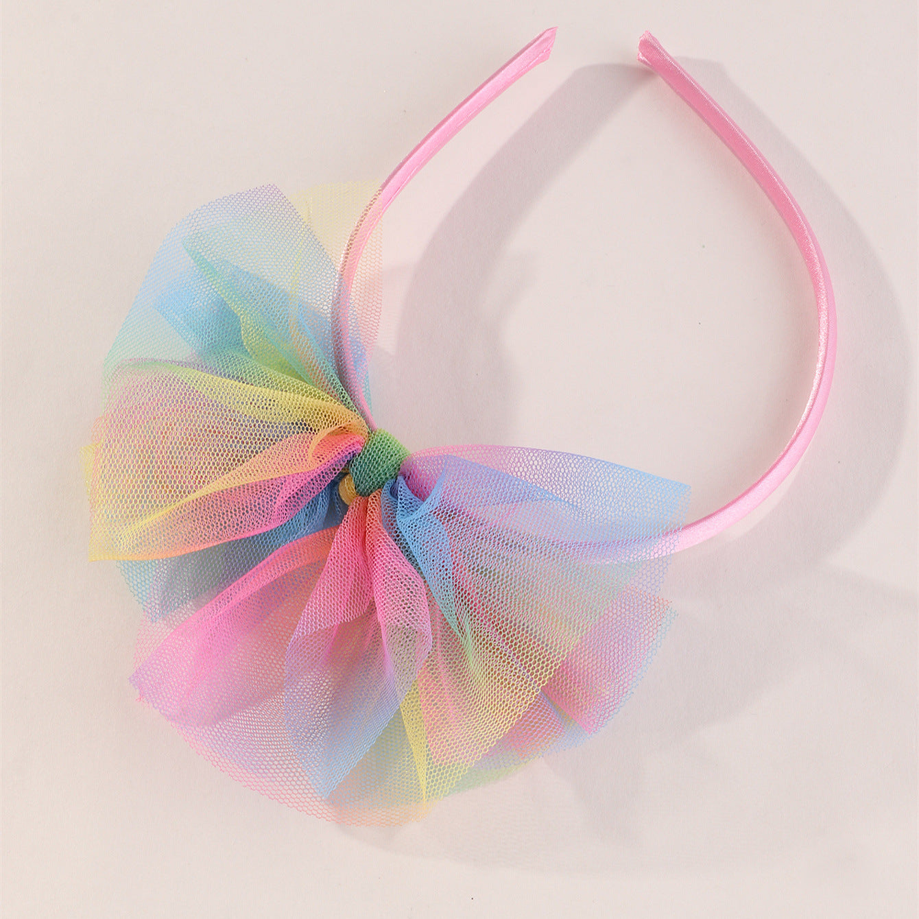 Fascia per capelli con fiocco grande colorata e minimalista, con dettagli arricciati e abbellimenti in perle per bambini