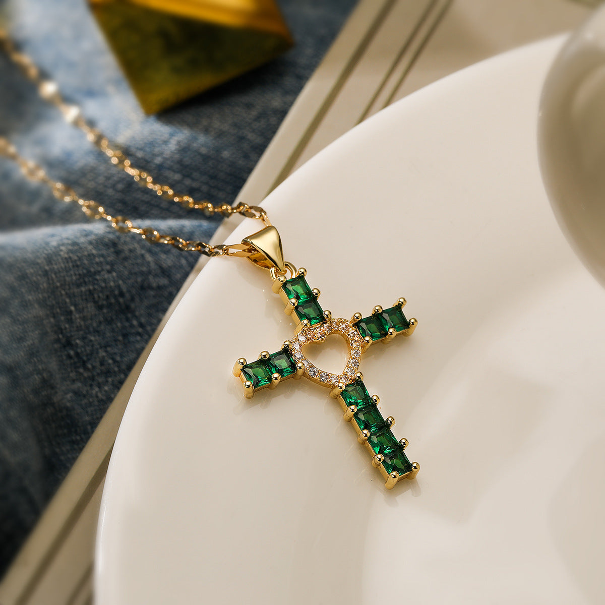 Collana con pendente a croce irregolare geometrica minimalista da donna in ottone placcato oro vero con intarsio in zirconi