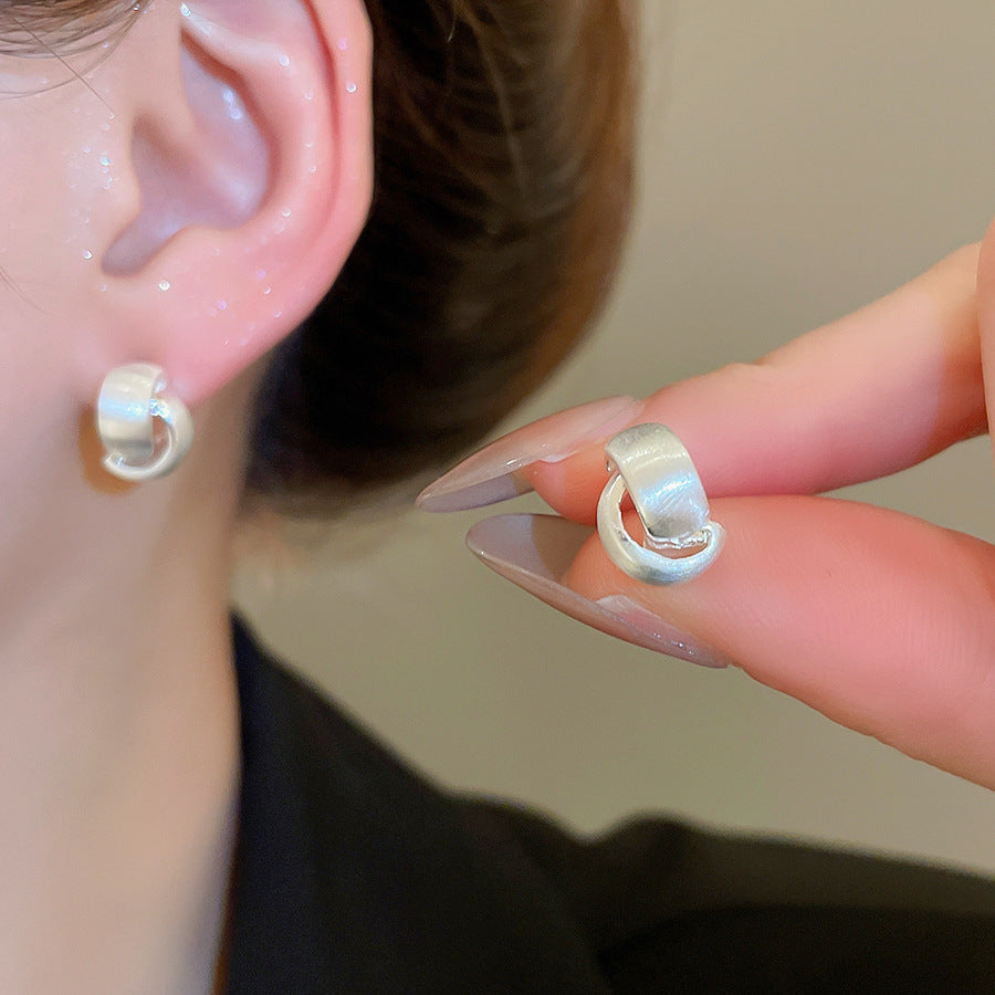 Pendientes de metal geométricos minimalistas con incrustaciones de diamantes de imitación y acabado cepillado para mujer
