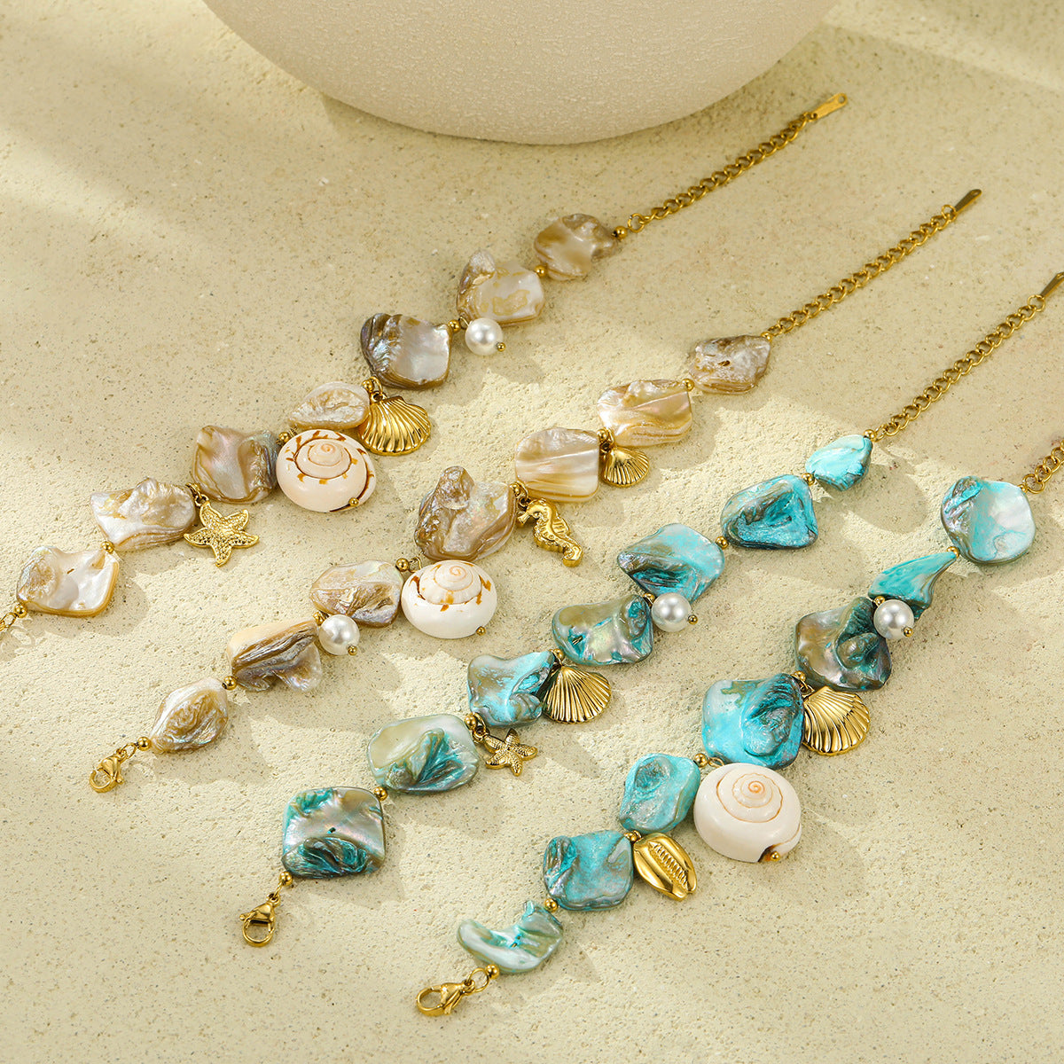 Bracciale da donna stile vacanza con conchiglie e perle in acciaio inossidabile placcato