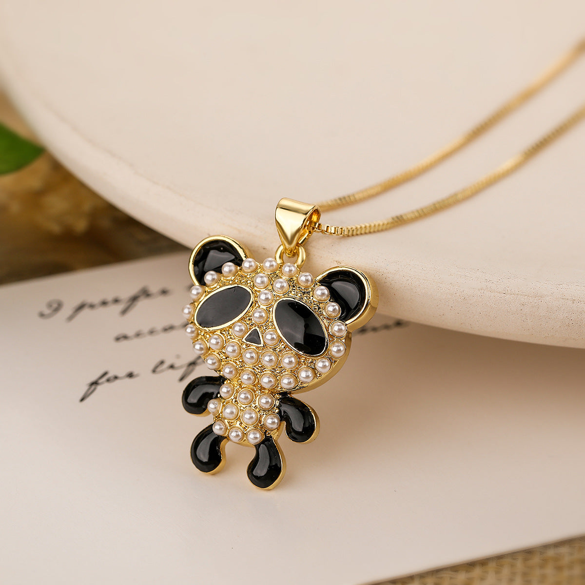 Graziosa Collana con Ciondolo a Forma di Orso Minimalista in Rame, Placcata Oro Vero con Intarsi in Perle e Zirconi, da Donna