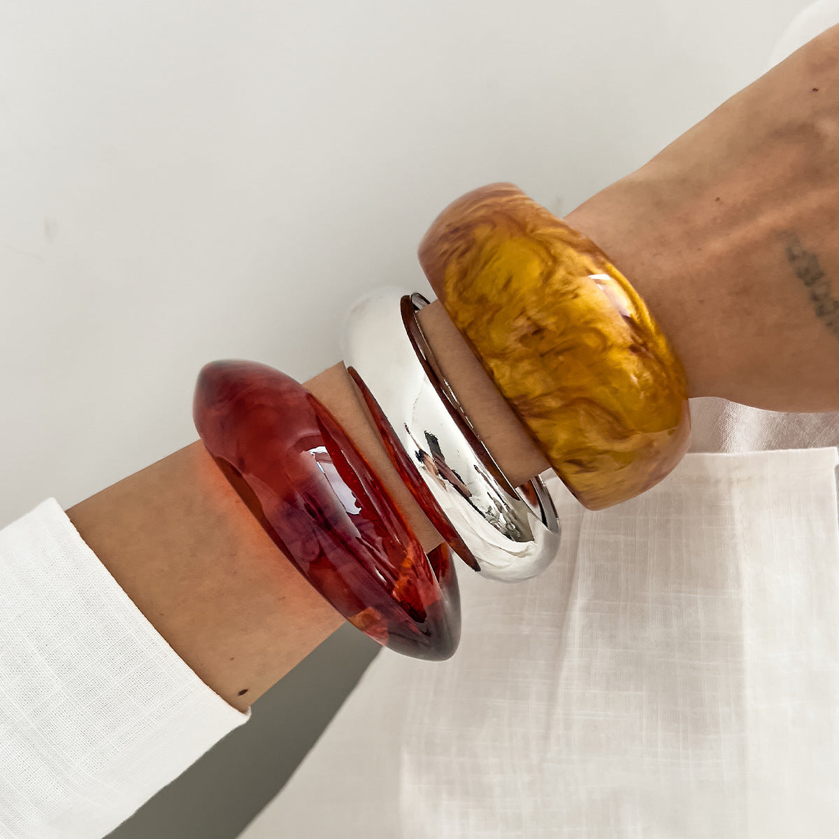 Pulsera vintage de resina ámbar tenue con diseño geométrico y acabado chapado para mujer