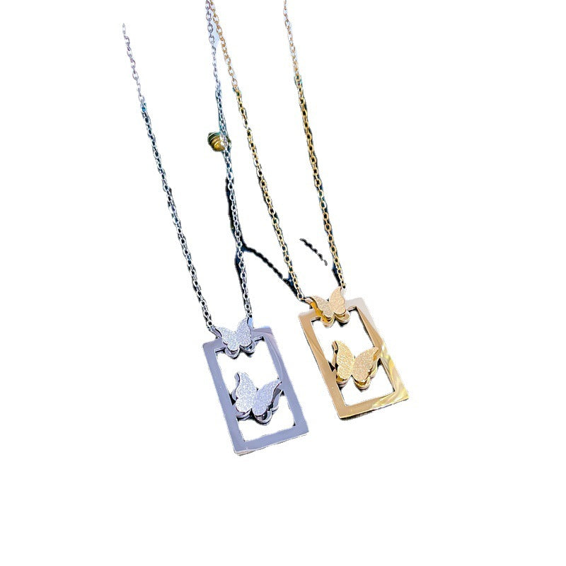 Collana con Ciondolo a Farfalla Minimalista in Acciaio al Titanio Placcato Oro per Donne e Uomini, Delicata Catena per Clavicole con Design a Cornice Geometrica