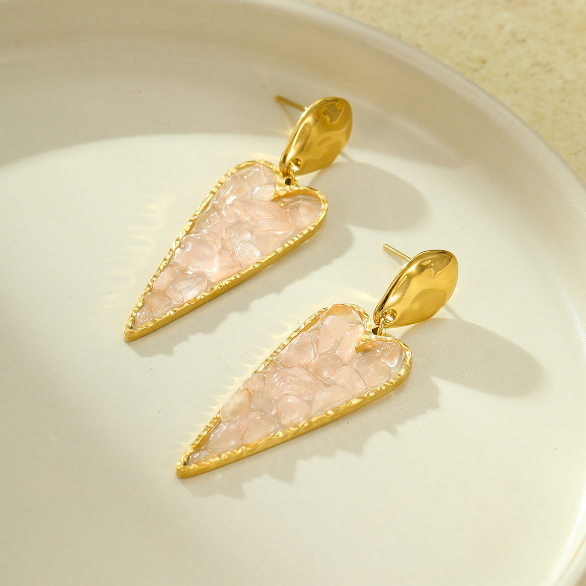 Elegantes pendientes colgantes geométricos de oficina con forma de corazón de acero inoxidable con incrustaciones de piedra natural y acabado chapado