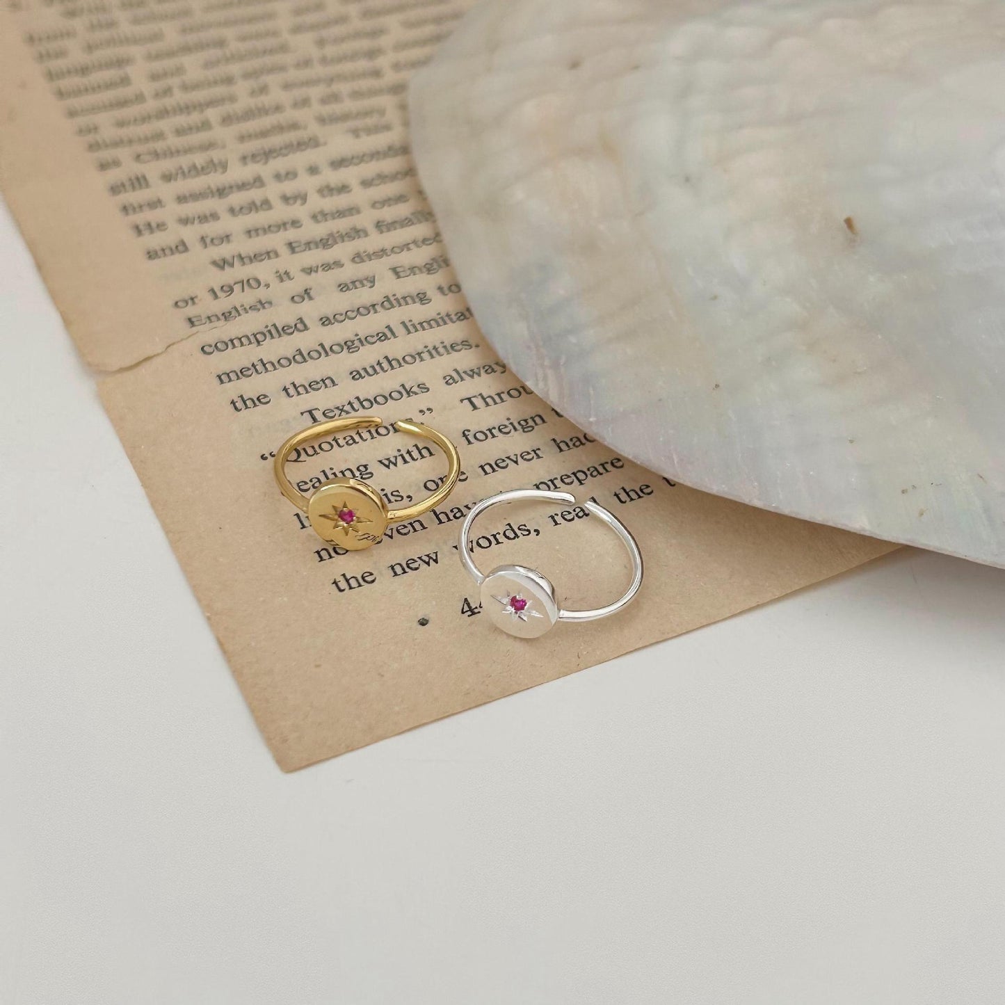 Anello Minimalista a Forma di Cuore in Argento Sterling 925 con Accenti Quadrati Smussati e Finitura Placcata