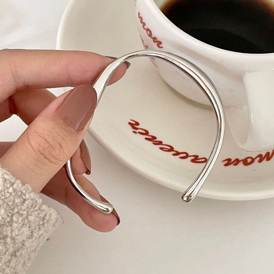 Pulsera minimalista de plata de ley 925 pulida con diseño geométrico de Mobius