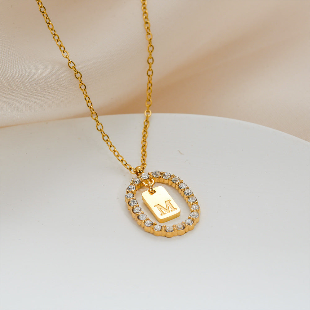 Collana da donna a maglione versatile in acciaio inossidabile ovale minimalista con lettera, placcata oro, con catena a maglie, con strass micro-pavé