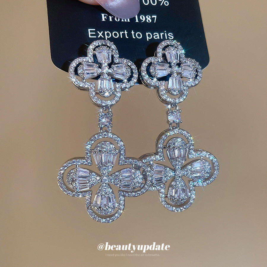 Elegantes Pendientes Minimalistas Florales con Incrustaciones de Zirconia en Base de Cobre y Postes de Acero Inoxidable para Mujer