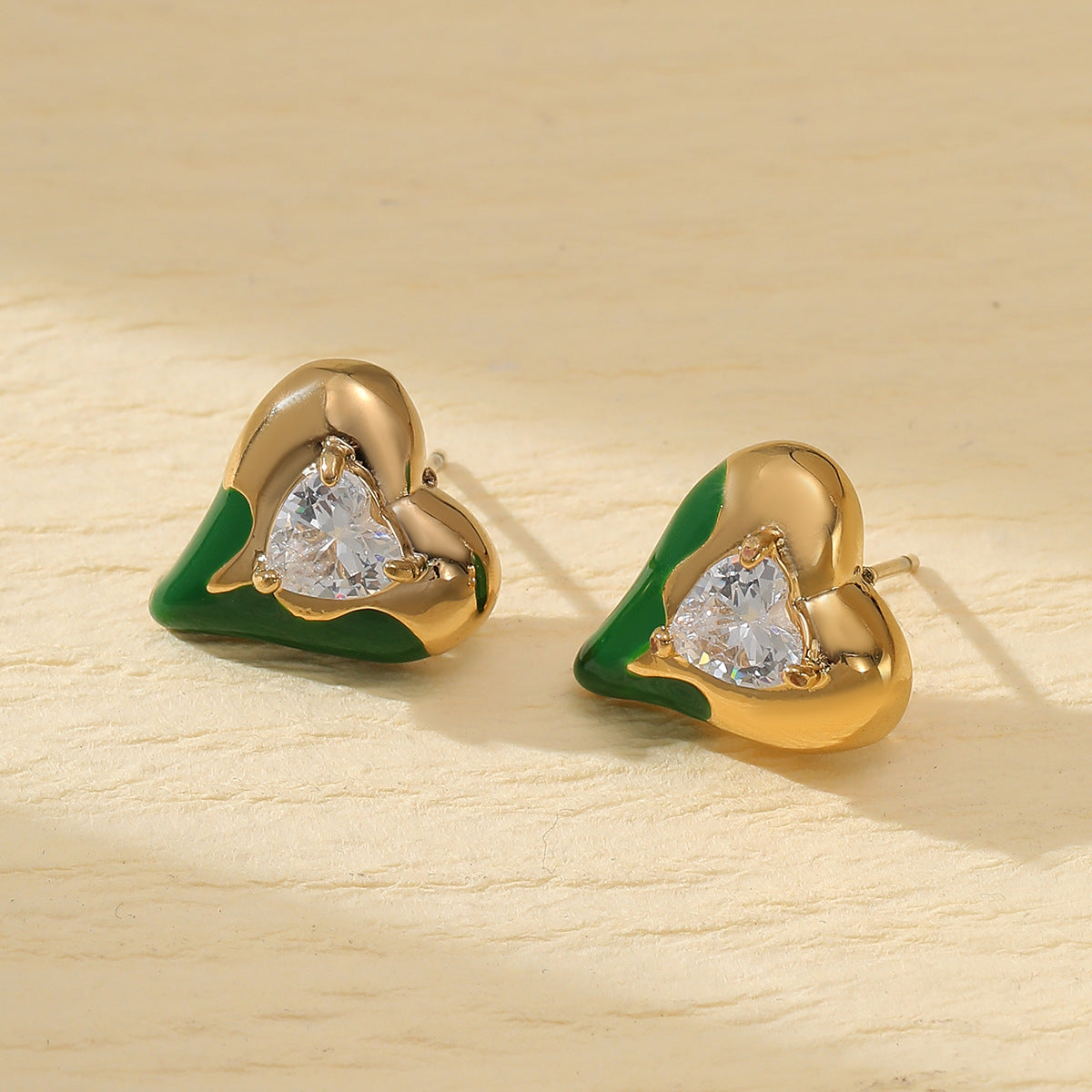 Orecchini minimalisti in acciaio al titanio a forma di cuore con intarsio di strass e placcatura in oro 18 carati da donna