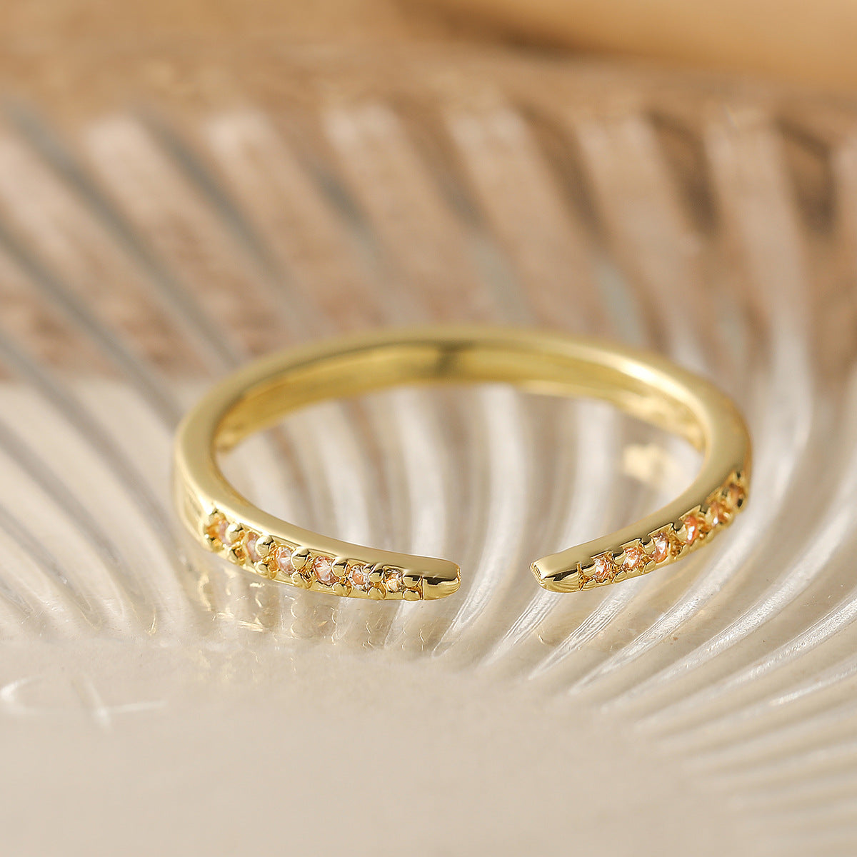 Anello Aperto Geometrico Minimalista da Donna in Rame Placcato Oro 18K con Intarsio di Zirconi
