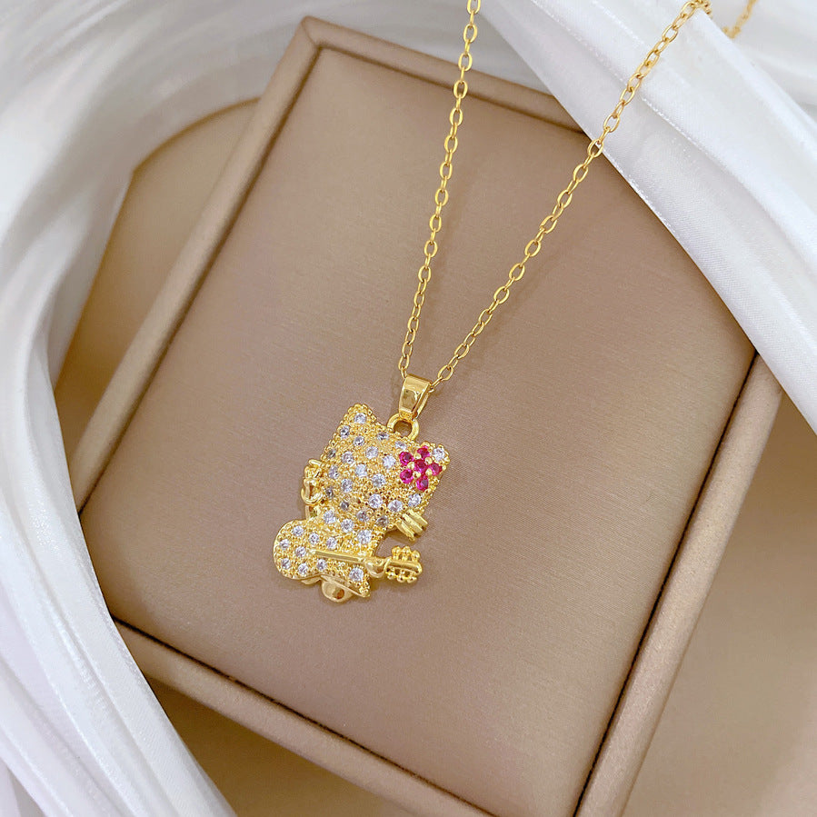 Collana con ciondolo gatto chitarra stile fumetto per donna con intarsio di strass su catena in acciaio al titanio