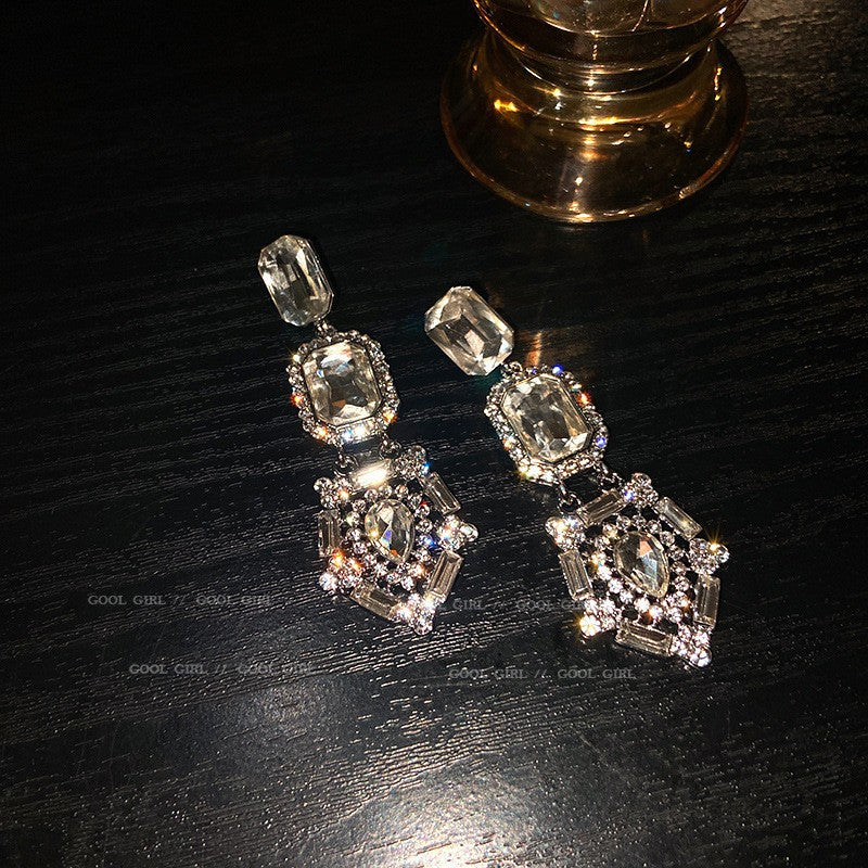 Orecchini pendenti con nappe geometriche minimaliste con intarsi di strass in rame placcato e perni in argento sterling 925 da donna