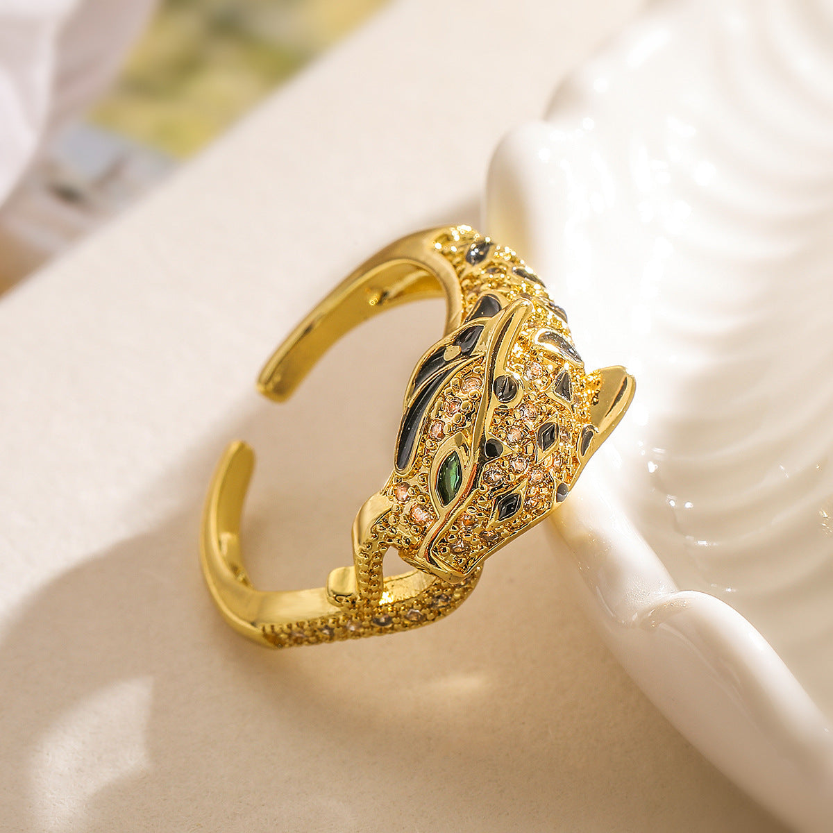 Anello in Rame Minimalista a Forma di Leopardo Placcato Oro con Zirconi Micro-Pavé da Donna