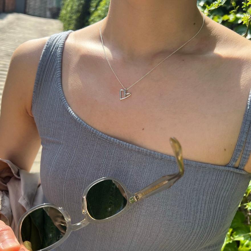 Collana Minimalista a Cuore Irregolare in Argento Sterling 925 con Pendente di Perla e Catena Intrecciata
