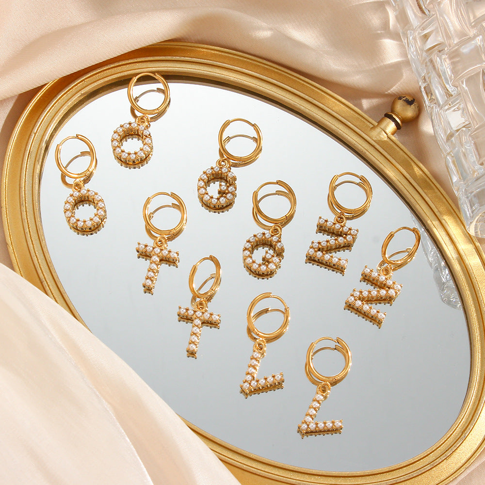 Orecchini a perno a forma di lettera dal design minimalista per donna in acciaio inossidabile con placcatura in oro 18 carati e dettagli in perle