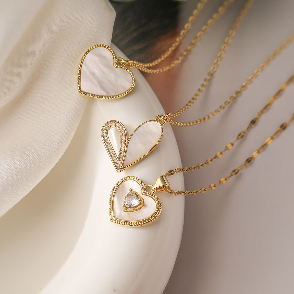 Minimalist Heart-Shaped Copper Pendant Necklace with 18K Gold Plating and Zircon Inlay for Women