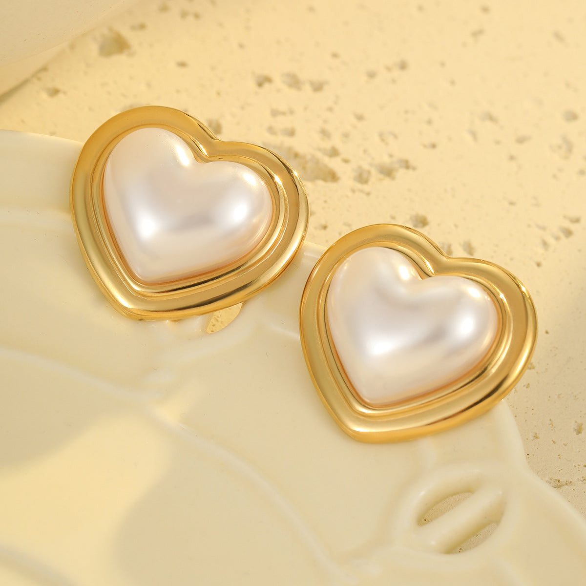 Orecchini a perno eleganti in stile francese con perle, fiore e cuore in acciaio inossidabile, placcati, leggeri e di lusso per donna