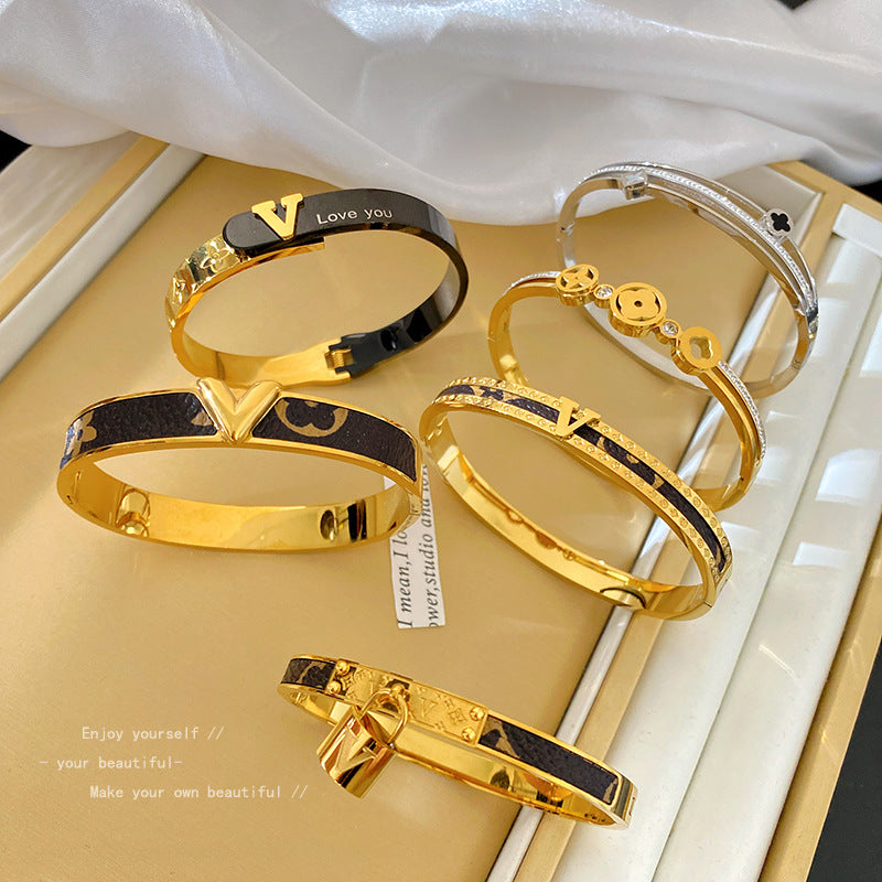 Luxury Letter V Monogram Leather Titanium Steel Bracelet with Single Row Rhinestones for Women