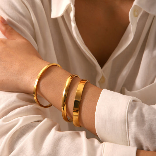 Bracciale a Polsino Minimalista in Acciaio al Titanio con Placcatura in Oro Lucido, Design Geometrico Rotondo, Accessorio di Moda Resistente allo Sbiadimento