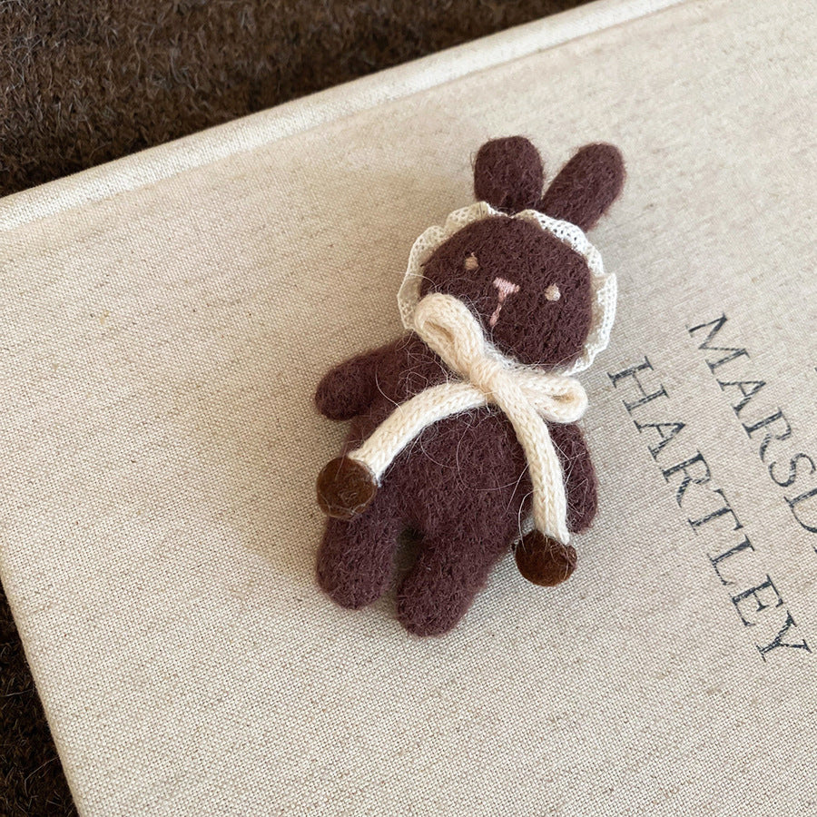 Spilla da donna fatta a mano con orso e gatto floccati, simpatico accessorio a forma di animale cartone animato in stile casual e per il pendolare alla moda